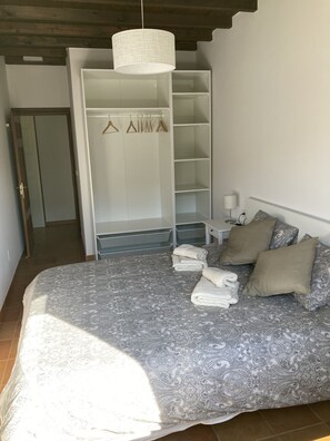 2 slaapkamers, een strijkplank/strijkijzer, beddengoed