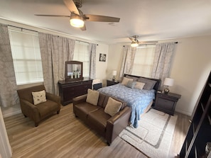 5 habitaciones, tabla de planchar con plancha y cuna de viaje 