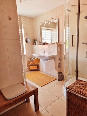 Doccia, asciugacapelli, bidet, asciugamani