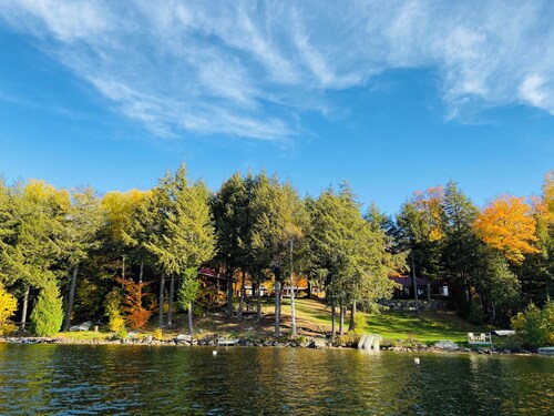 Charming, well appointed, pet-friendly cottage resort for couples near Bancroft!