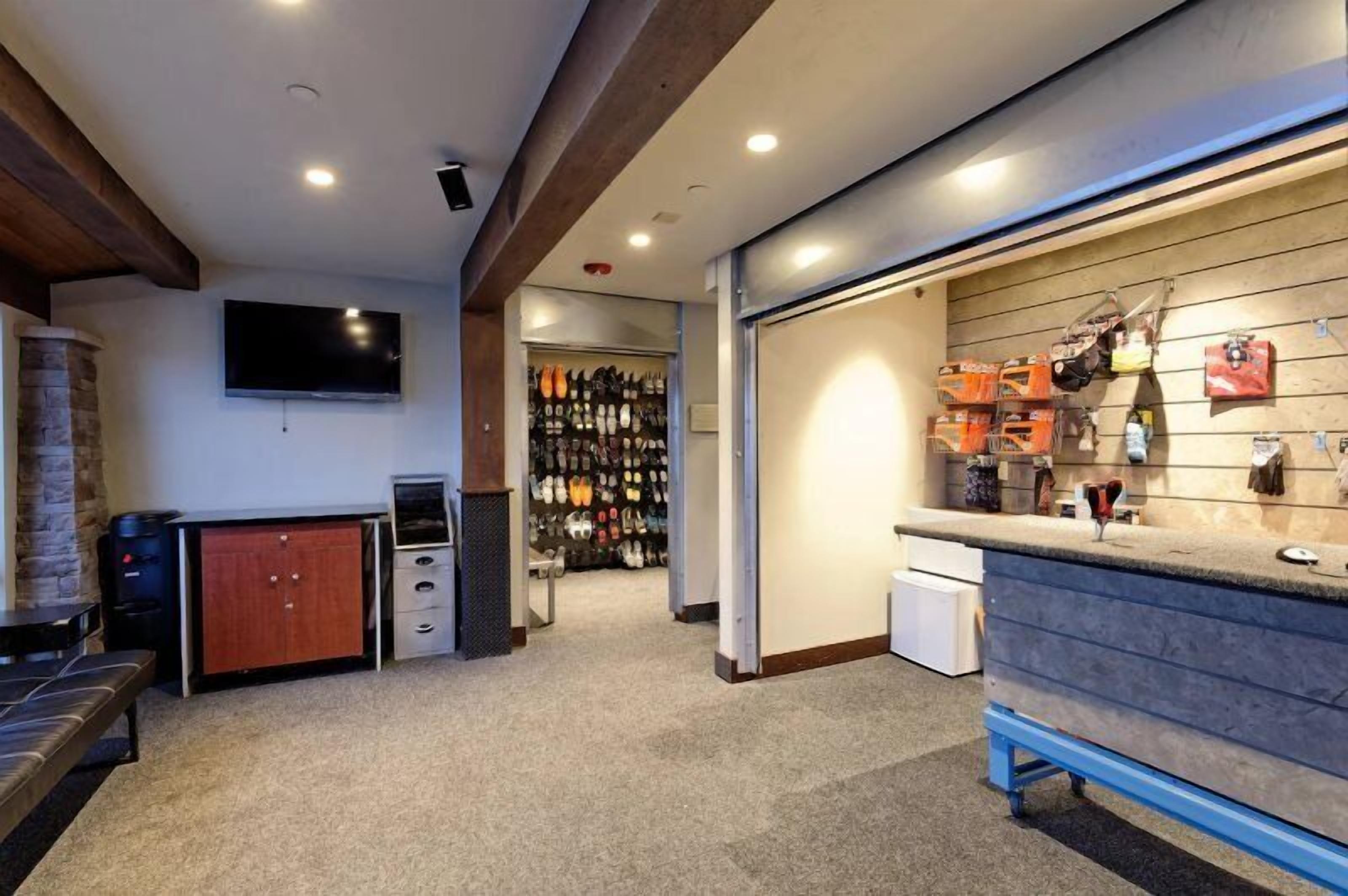 Eine geräumige Küche mit Steinwand, integriertem Weinkühlschrank und einer Kaffeemaschine.