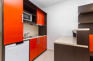 Refrigerador, microondas, parrilla de estufa y lavavajillas 