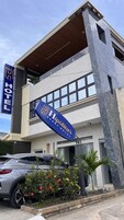 Um hotel moderno com uma placa bem visível para o