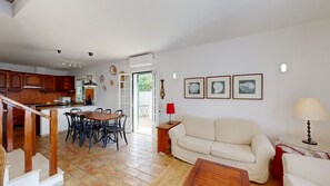 TV - Casa das Conchas V4, Praia da Coelha (Albufeira)