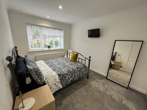 2 bedrooms, iron/ironing board, free WiFi, bed sheets - Idyllic Bungalow, Ideal Location in West Lancashire (Burscough)