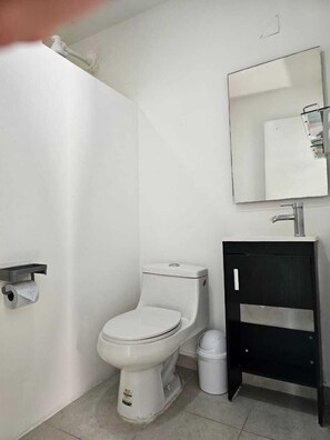 Comfort Apartment, 1 Queen Bed, Ensuite | Bathroom | Shower, free toiletries, hair dryer, towels - Nube 21 (Cancun)
