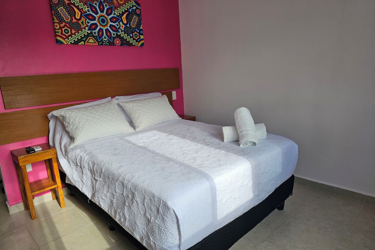 Appartement Confort, 1 grand lit, salle de bains attenante | 1 chambre, literie de qualité supérieure, couette en duvet d'oie