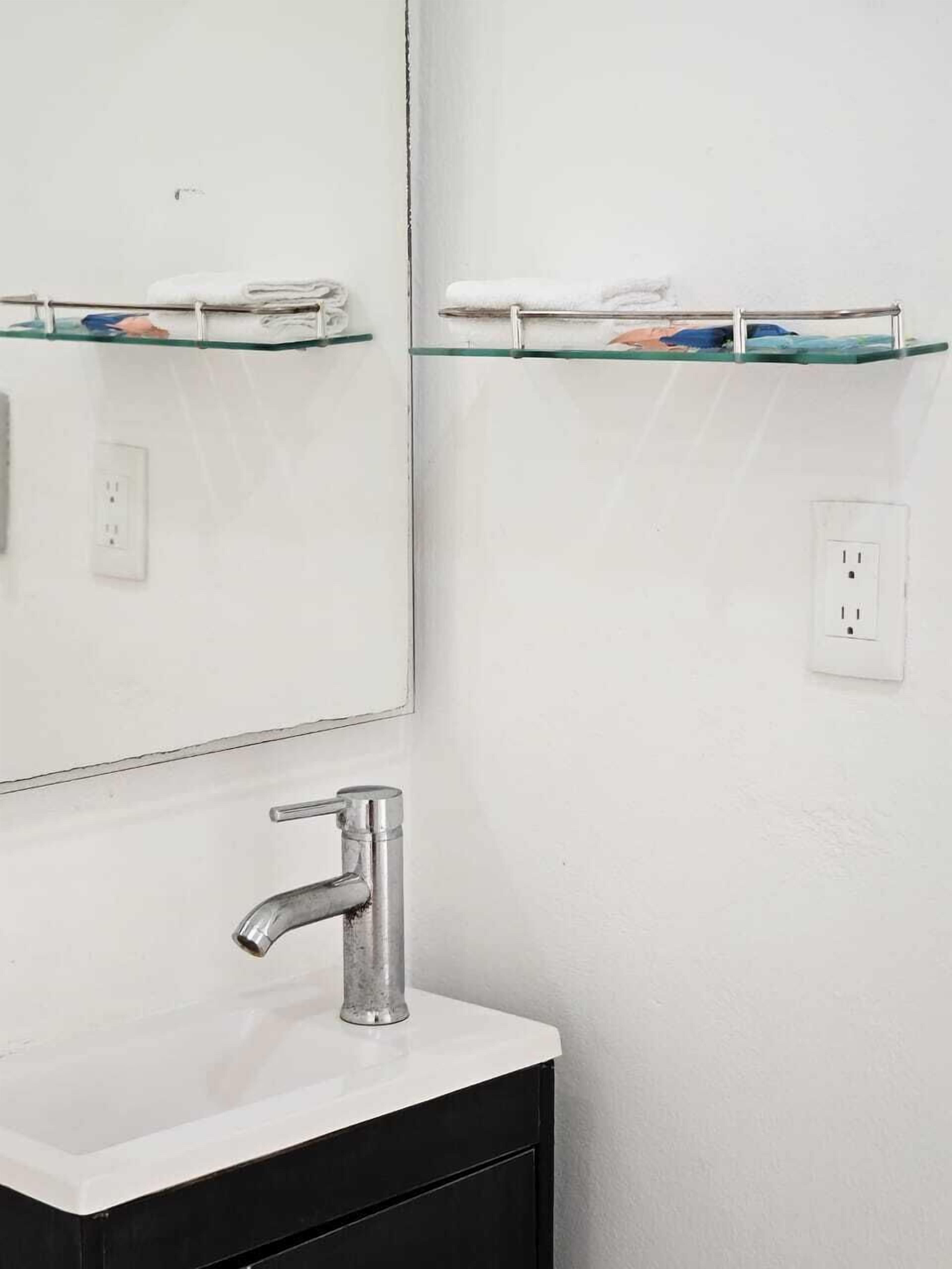 Comfort Apartment, 1 Queen Bed, Ensuite | Bathroom | Shower, free toiletries, hair dryer, towels