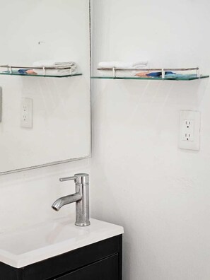 Appartamento Comfort, 1 letto queen, bagno in camera | Bagno | Doccia, set di cortesia gratuito, asciugacapelli, asciugamani