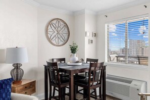 Dining - Beachside Bliss: Private 1-Bedroom Hideaway (Myrtle Beach)