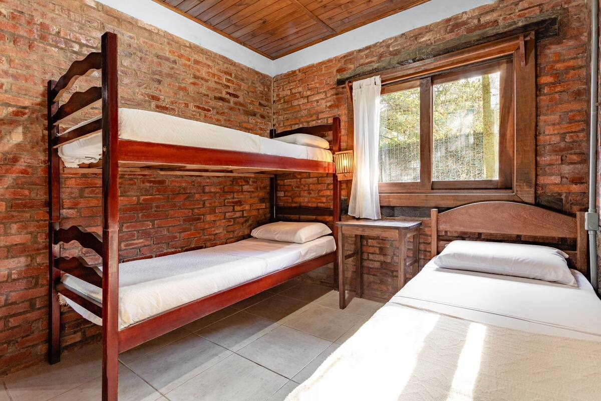Chalé conforto | Wi-Fi de cortesia, roupa de cama