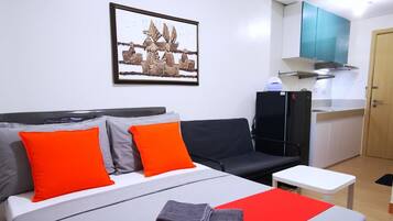 1 bedroom, Egyptian cotton sheets, premium bedding, down comforters