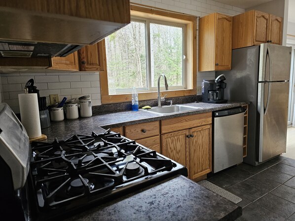 冷蔵庫、電子レンジ、オーブン、コンロ