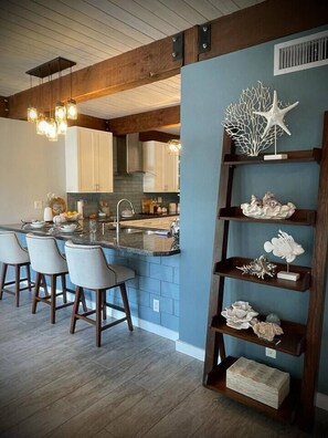 Fridge, microwave, oven, stovetop - 04 Rustic meets beachy in Wilton Manors! (Wilton Manors)