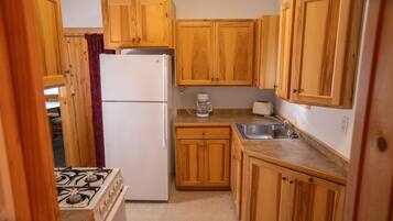 Coffee/tea maker, cookware/dishes/utensils