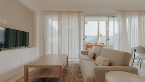 Leilighet | Oppholdsområde | En 32-tommers smart-TV med digitale kanaler samt TV og Netflix