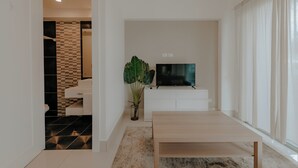 Leilighet | Oppholdsområde | En 32-tommers smart-TV med digitale kanaler samt TV og Netflix