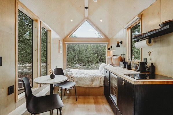 冷蔵庫、コンロ、調理器具と食器