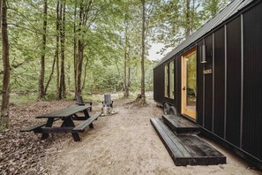 Outdoor dining - Lumen Nature Retreat | Cabin HYGGE - MAGNUS (North Woodstock)