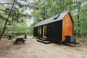 Outdoor dining - Lumen Nature Retreat | Cabin HYGGE-ASTRID (North Woodstock)