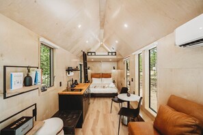 1 bedroom, bed sheets