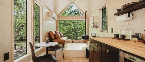 Kjøleskap, kokeplater og kjøkkenutstyr