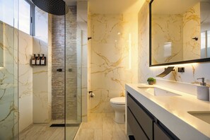 Dusche, Haartrockner, Handtücher, Seife