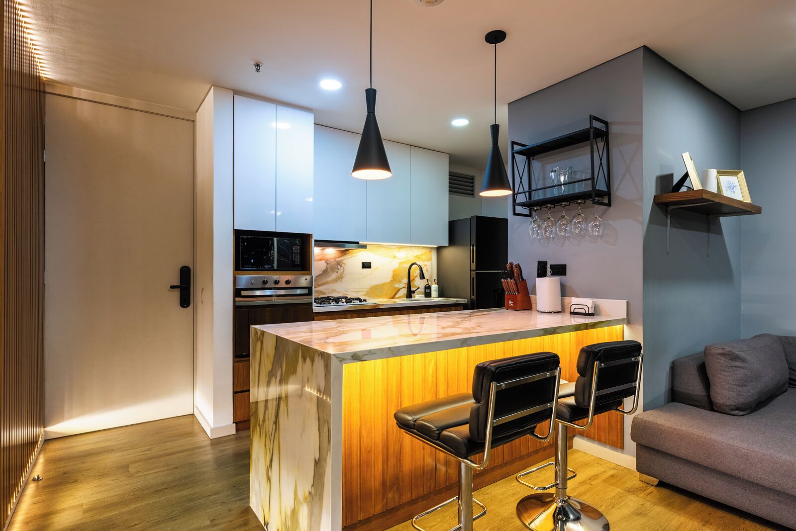 Geladeira, micro-ondas, fogão, cooktop