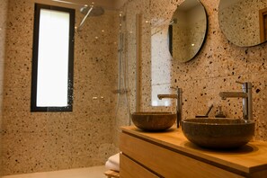 Een douche, een haardroger, handdoeken, toiletpapier