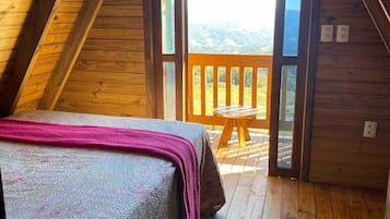 Cabane Lune de Miel, cheminée, vue montagne