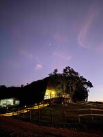 Fachada da propriedade à noite