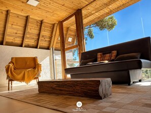 Premium Cabin | Living area | 43-inch Smart TV with digital channels, Netflix, streaming services - Rancho Sol Poente - Rancho Queimado (Rancho Queimado)