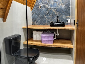 Premium Cabin | Bathroom | Shower, free toiletries, bidet, towels - Rancho Sol Poente - Rancho Queimado (Rancho Queimado)
