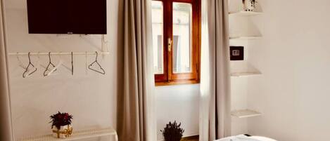 1 chambre, coffres-forts dans les chambres, fer et planche à repasser