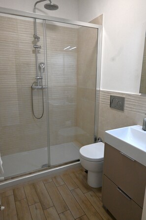 Suihku, hiustenkuivaaja, pyyhkeet, saippua