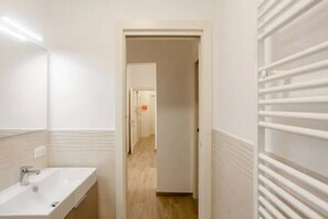 Douche, sèche-cheveux, serviettes fournies, savon