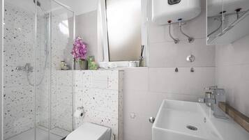 Comfort Apartment | Bathroom