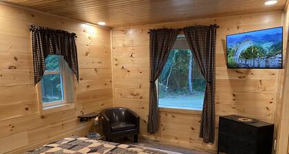Bobcat Corner, Hot Tub, Secluded, Pet Friendly