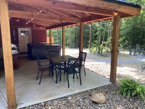 Outdoor dining - Bobcat Corner, Hot Tub, Secluded, Pet Friendly (Logan)
