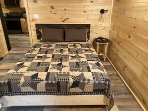 2 bedrooms, free WiFi, bed sheets - Bobcat Corner, Hot Tub, Secluded, Pet Friendly (Logan)
