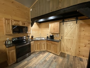 Wasserkocher mit Kaffee-/Teezubehör, Kühlschrank, Mikrowelle, Ofen