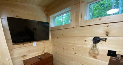 Bobcat Corner, Hot Tub, Secluded, Pet Friendly