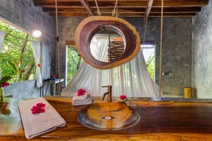 Escritorio, wifi gratis y ropa de cama