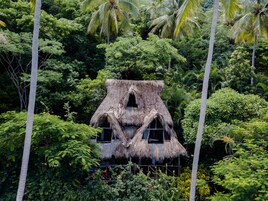 Escritorio, wifi gratis y ropa de cama