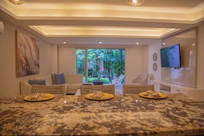Quarto solteiro | Cozinha americana privada
