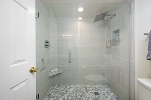 Dusche, Haartrockner, Handtücher