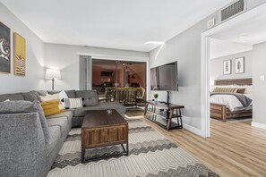 Smart-TV, Tischtennisplatte, Bücher