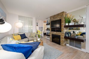 Smart-TV, Kamin, Tischtennisplatte, Bücher