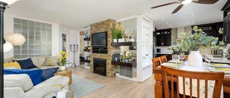 Smart-TV, Kamin, Tischtennisplatte, Bücher