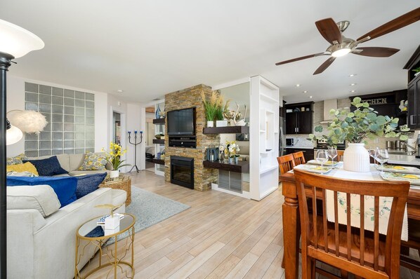 Smart-TV, Kamin, Tischtennisplatte, Bücher